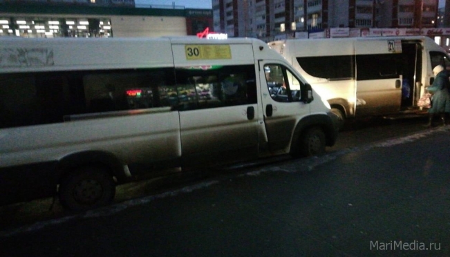 В Йошкар-Оле на остановке столкнулись две маршрутки
