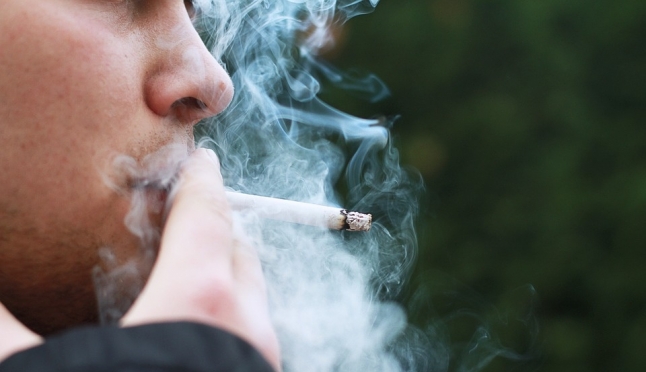 Курить около жилых домов могут запретить