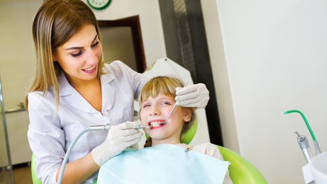 Детские стоматологи рассказали, как ухаживать за зубами ребёнка
