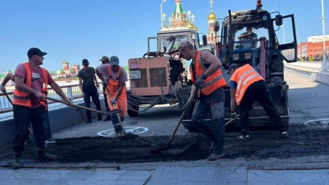 На Театральном мосту в Йошкар-Оле провели ямочный ремонт