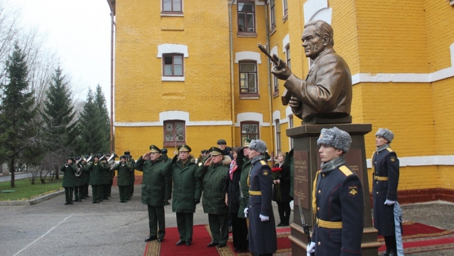 В Казани появился памятник Михаилу Калашникову