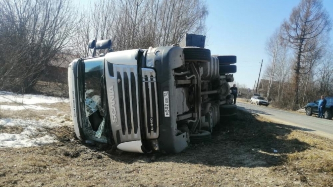 В Марий Эл водитель грузовика перевернулся на трассе
