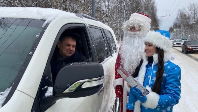 В посёлке Медведево водителей поздравил с Новым годом «Полицейский Дед Мороз»
