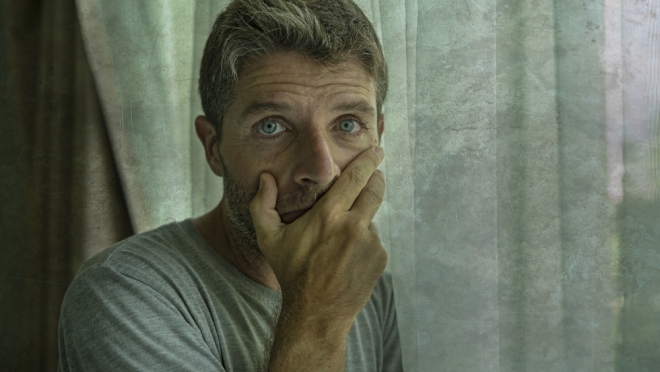 В Марий Эл алиментщик спрятался от приставов в шкаф и притворился одеждой