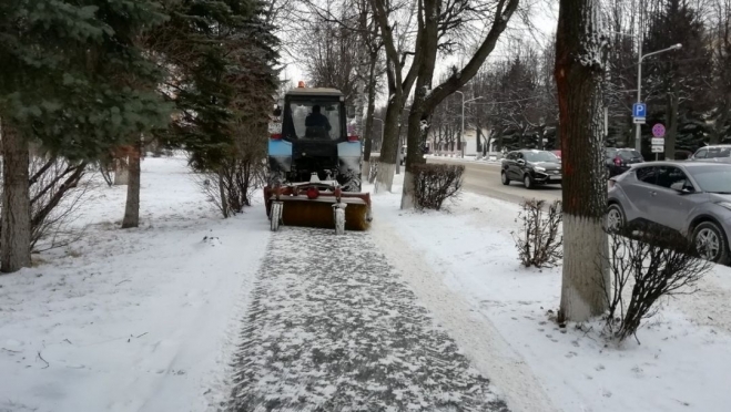 На улицах Йошкар-Олы со снегом борются 20 единиц техники