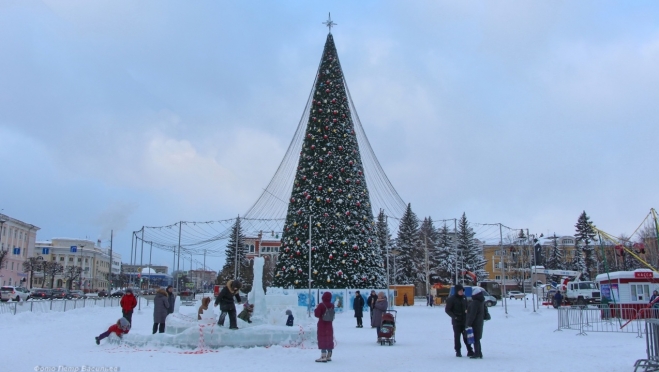 В Йошкар-Оле убирают главную новогоднюю ёлку
