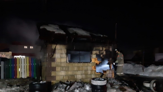 В Волжске во время пожара на автомобильной стоянке женщина получила ожоги