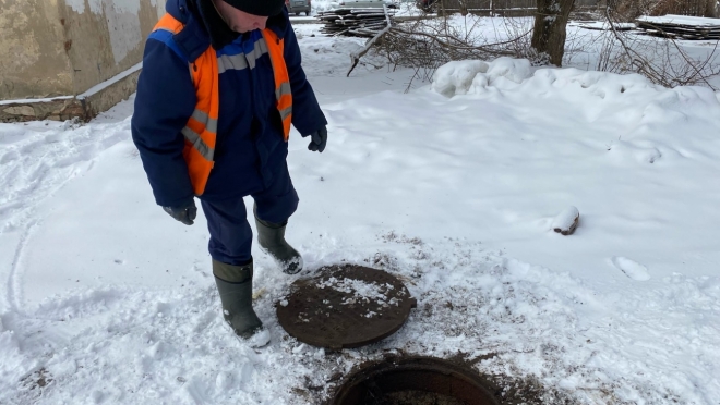 В Йошкар-Оле засыпают старые канализационные колодцы песком