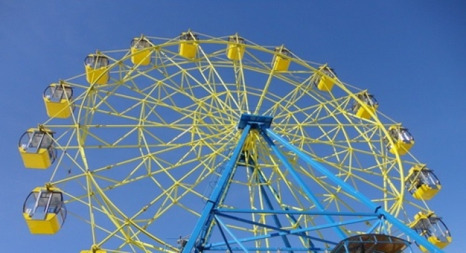 У колеса обозрения
