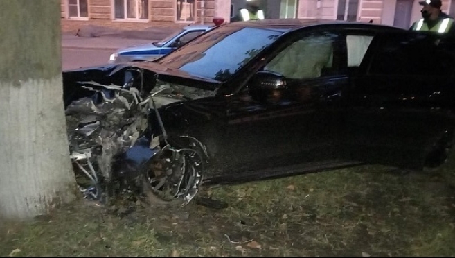 Пьяный водитель не вошёл в поворот на кольце у ДК Ленина