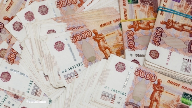 Рабочим одного из заводов ошибочно выплатили зарплату в 100 раз больше