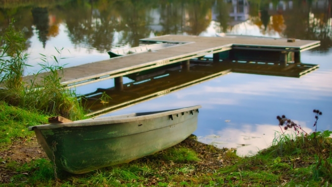 Суд обязал снести незаконные пирсы на Таире