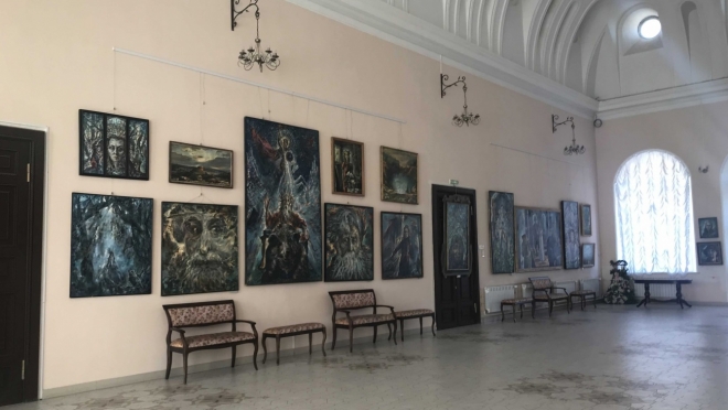 Замок Шереметева украсили картины художника Ивана Ямбердова