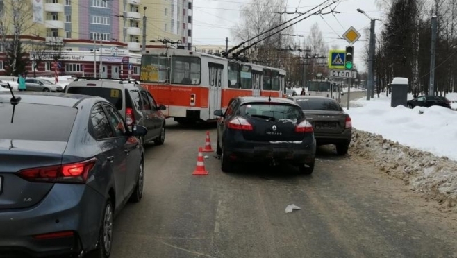 Автоледи протаранила ВАЗ-2190 и попала в больницу