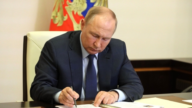 Владимир Путин подписал указ об учреждении звания «Мать-героиня»