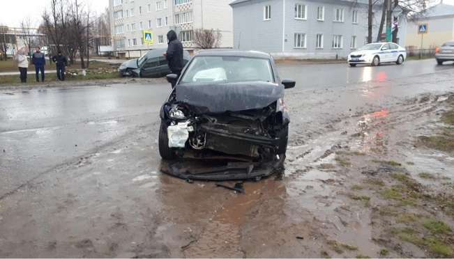В Новом Торъяле иномарка и «ВАЗ-2114» не поделили перекрёсток