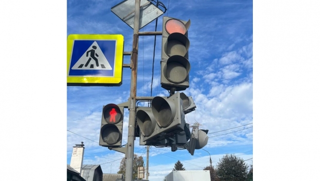 На улице Водопроводной в Йошкар-Оле наехали на светофор