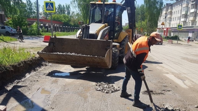 Стали известны сроки завершения ремонта дороги на улице Карла Либкнехта