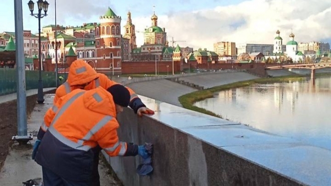 На набережной Йошкар-Олы без конца борются с вандальными надписями