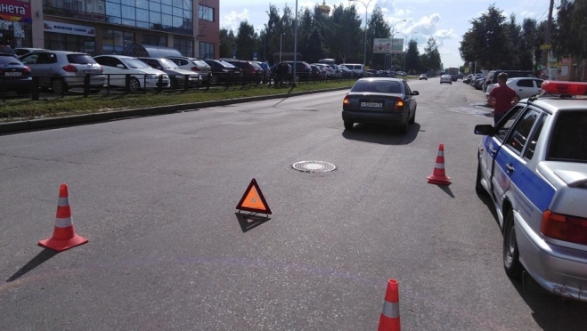 Мальчишки выбежали на дорогу и попали под машину