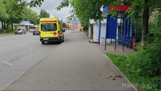 Утром в Йошкар-Оле на остановке очевидцы обнаружили труп 18+