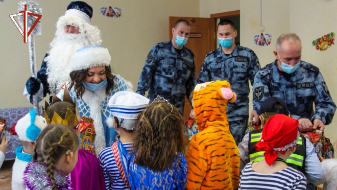 Дед Мороз специального назначения поздравил детей школы-интерната в Семёновке