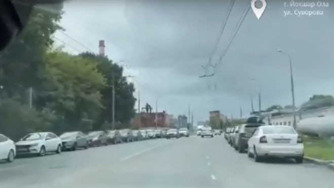 Работники одного из заводов Йошкар-Олы «оккупировали» проезжую часть улицы Суворова