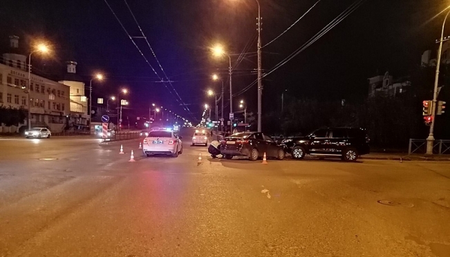 В Йошкар-Оле на перекрёстке столкнулись две иномарки и «ВАЗ-2112»