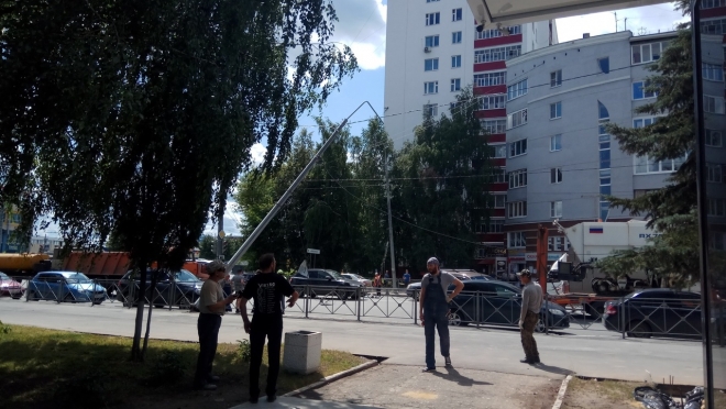 На Ленинском проспекте проезжающим машинам грозит опасность