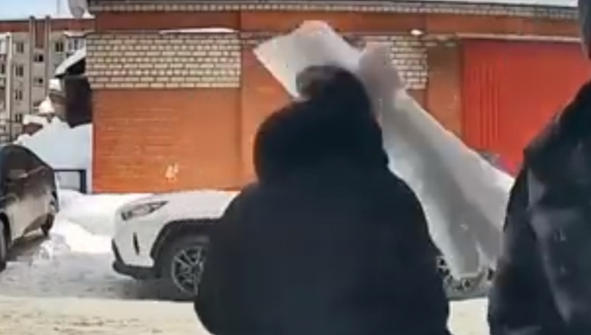 В Йошкар-Оле на голову женщины с балкона обрушился снег
