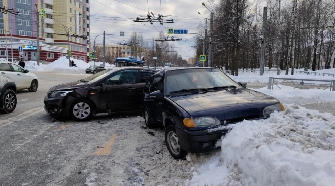 В Йошкар-Оле два 20-летних водителя не поделили перекрёсток