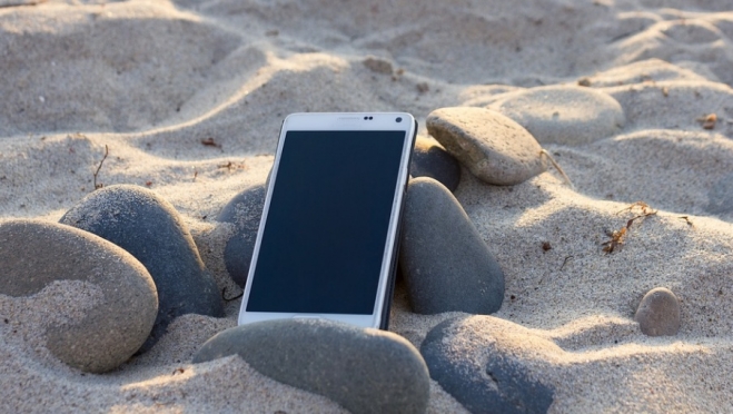 У жительницы Волжска на пляже украли телефон
