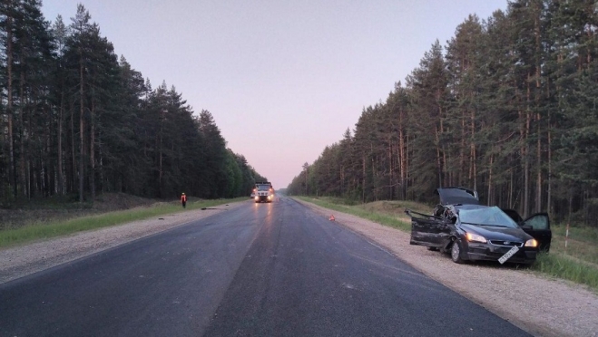 Иномарка врезалась в машину спецтехники и сбила дорожного рабочего