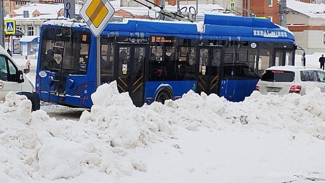 В Йошкар-Оле из-за припаркованных машин троллейбус № м8 ходит по другому маршруту