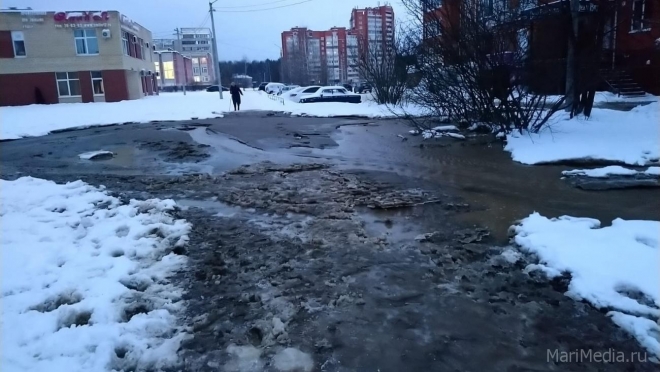 В «Сомбатхее» у дома № 15 по бульвару Чавайна прорвало трубу