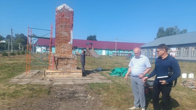 В Мари-Туреке реконструируют памятник учителям и учащимся, погибшим в ВОВ