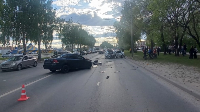 В Йошкар-Оле 18-летний водитель разбил две иномарки