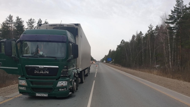 На Казанском тракте столкнулись легковушка и грузовик