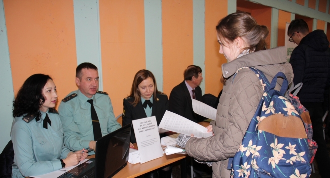 Участники ярмарки вакансий проявили большой интерес к работе служебных приставов