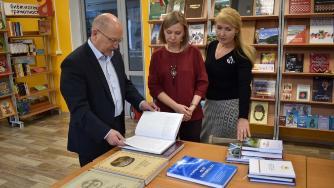 Михаил Васютин подарил главной библиотеке Марий Эл несколько десятков книг