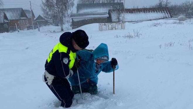 В Горномарийском районе инспекторы ДПС помогли бабушке выбраться из сугробов