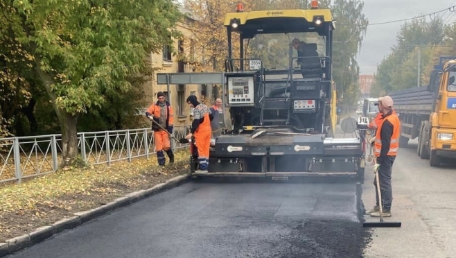 На улице Мира в Йошкар-Оле асфальтируют ямы