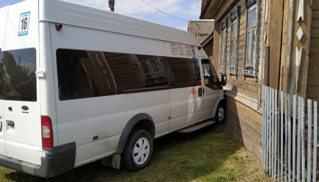 В пригороде Йошкар-Олы маршрутка врезалась в жилой дом