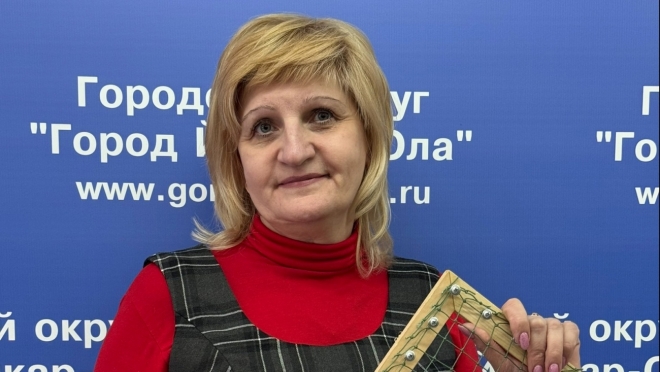 Учитель из Норильска обучает волонтёров Йошкар-Олы плетению изделий для бойцов