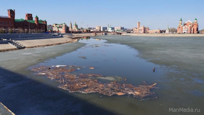 В Йошкар-Оле кучи мусора плавают по реке Малая Кокшага