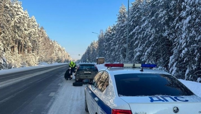 На трассе в Марий Эл автоинспекторы помогли водителю иномарки поменять колесо