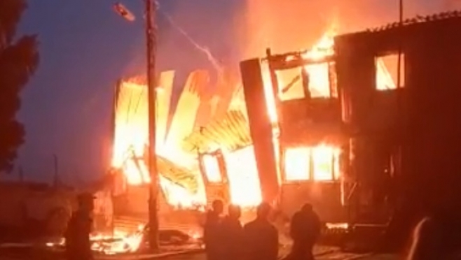 В Волжском районе сгорел двухэтажный многоквартирный дом