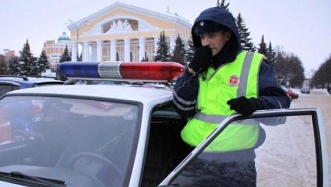 Инспекторы ГИБДД общаются с йошкаролинцами при помощи громкоговорителей