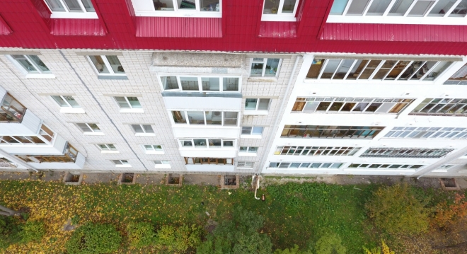 В Йошкар-Оле 36-летняя женщина выпала с балкона 6-го этажа 18+