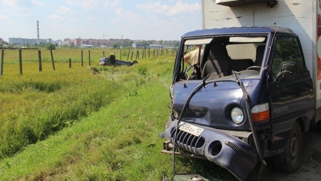 Столкновение Jeep и грузовика на трассе спровоцировал тракторист